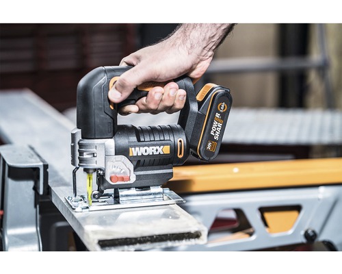 Akku-Stichsäge im Einsatz zum Schneiden eines Werkstücks. Worx Logo.