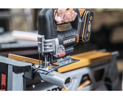 Akkustichsäge beim Schneiden eines Rohres