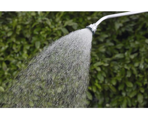 Gartendusche im Einsatz mit Wasserstrahl