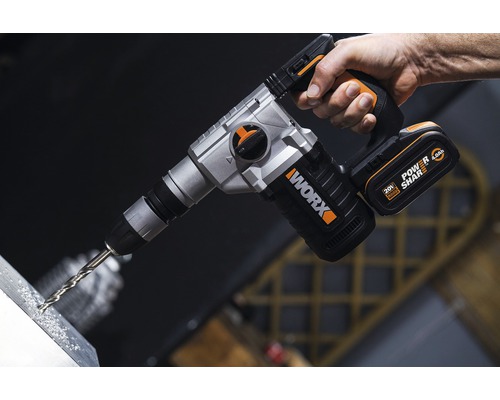 Akku-Bohrhammer beim Bohren in Metall, Marke Worx