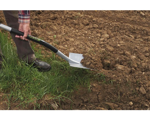 Spaten sticht Erde aus