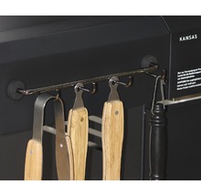 Grillbesteck hängend an einem Kansas Grill