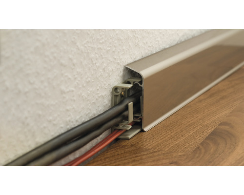 Sockelleiste mit Kabelkanal zur Verlegung von Elektrokabeln.