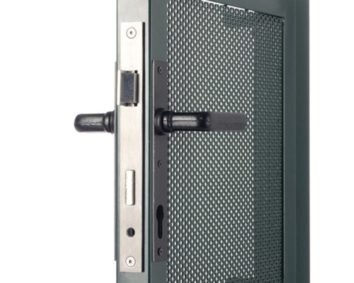 Detailansicht eines Türschlosses mit Gittertür