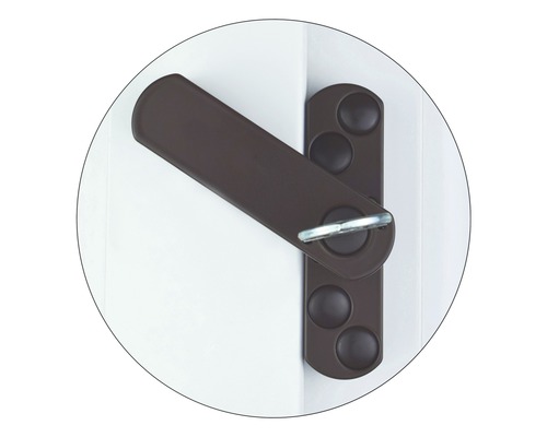 Fenstergriff mit brauner Oberfläche auf einem Fenster