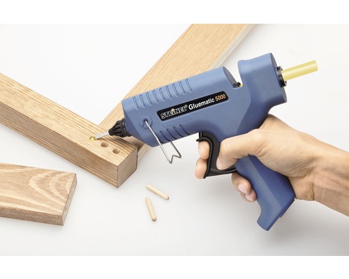 Steinel Gluematic 5000 Heißklebepistole in Gebrauch mit Holzstücken und Dübeln