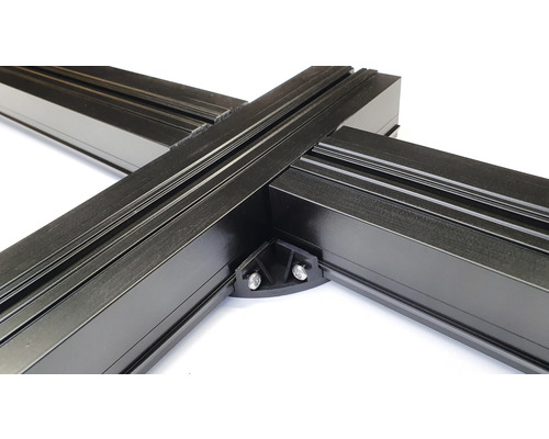 Detailansicht eines Aluminiumprofilrahmens mit Eckverbinder und Schrauben