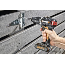 Akkuschrauber beim Anbringen eines Scharniers an einem Holzzaun