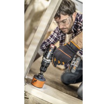 Mann bohrt mit einem Akku-Bohrschrauber ein Loch in einen Holzrahmen