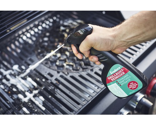 Enders Grillrost Reiniger wird auf einen Grillrost gesprüht