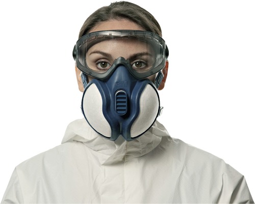 Frau mit Schutzbrille und Atemschutzmaske