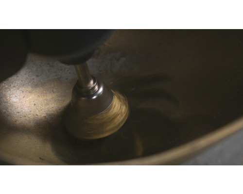 Drahtbürstenaufsatz für Bohrmaschine in einer Metallschale