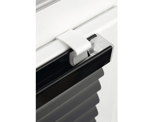 Detailaufnahme einer Plissee-Jalousie mit Halterung zur Fensterbefestigung.