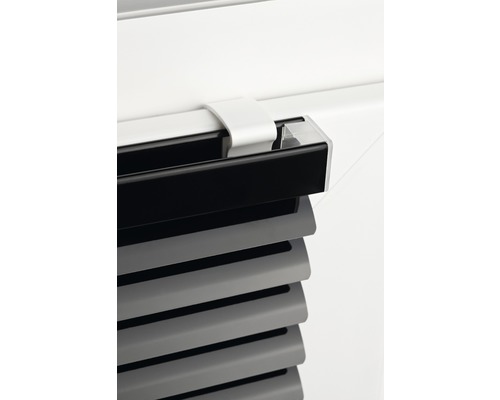 Detailansicht einer Jalousie mit Lamellen und einem Bedienmechanismus