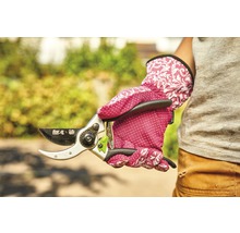 Eine Hand in Gartenhandschuhen hält eine Gartenschere der Marke for_q.