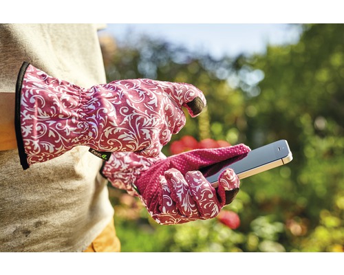 Person mit Gartenhandschuhen bedient ein Smartphone