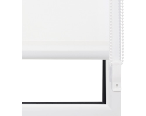 Fenster mit weißem Rollo und Kettenzug