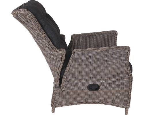 Geflochtener Relaxsessel mit dunklem Kissen