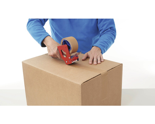 Eine Person verschließt einen Karton mit einem Handabroller und Klebeband.