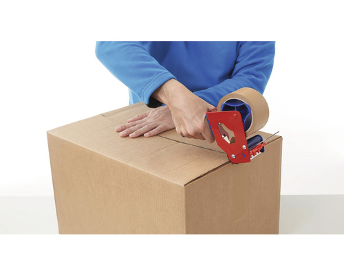 Eine Person verschließt einen Karton mit einem Paketbandabroller.