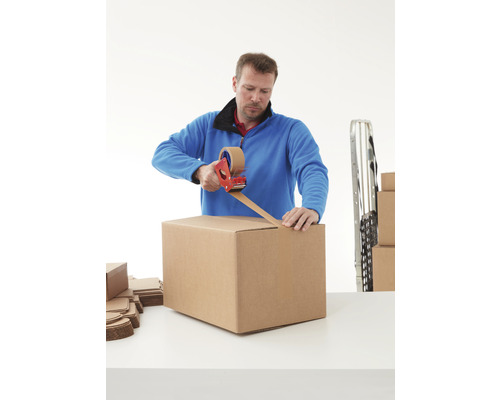 Mann verklebt einen Karton mit einem Klebebandabroller.