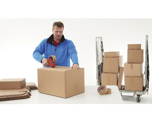 Mann verschließt einen Karton mit einem Klebebandabroller. Kartons und eine Sackkarre sind ebenfalls im Bild zu sehen.