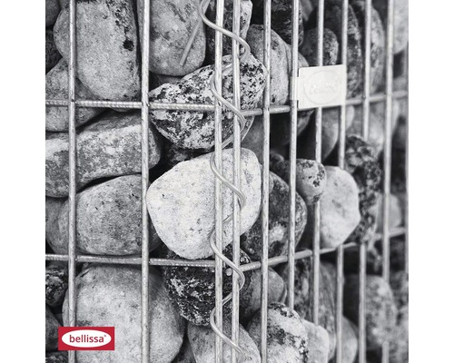 Nahaufnahme eines Gabionenzauns mit Steinen und spiralförmiger Drahtverstärkung