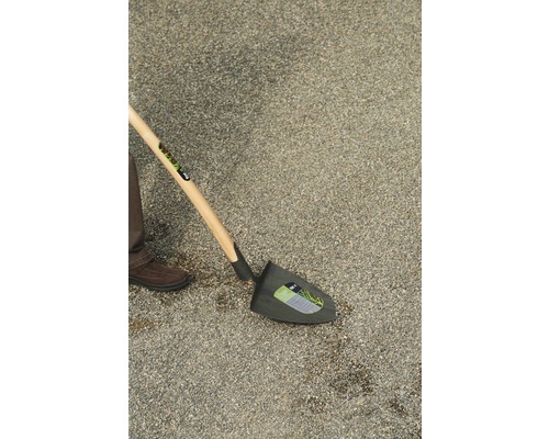 Spaten mit Holzgriff auf Kies