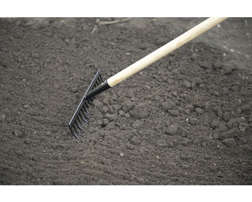 Gartenrechen im Einsatz auf einem Feld