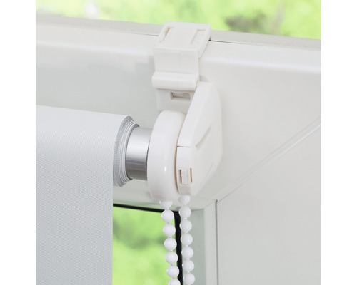 Detailansicht eines weißen Rollos mit Kettenzug am Fenster