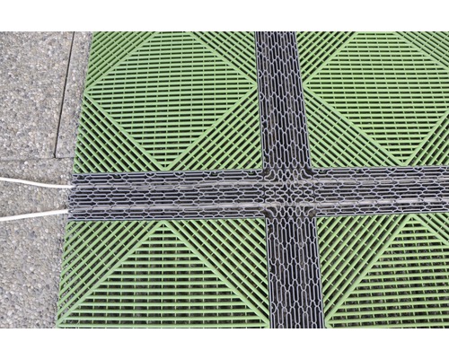 Grüne Terrassenfliese mit Entwässerungsrinne