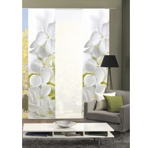 Wohnzimmer mit Schiebevorhängen mit Blumenmuster