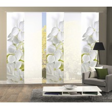 Raumansicht mit Schiebegardinen mit Blumenmuster