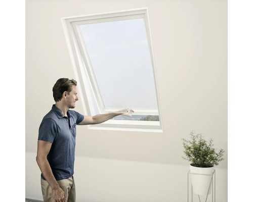 Geöffnete Dachfenster mit Mann