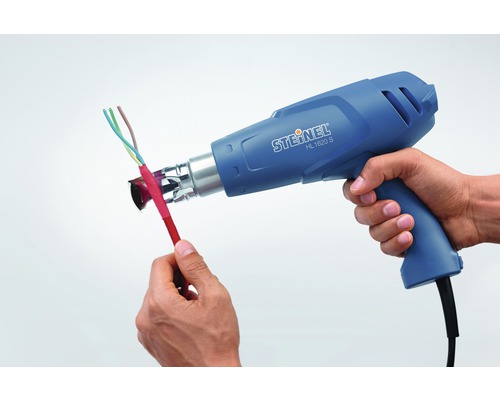 Heißluftpistole beim Schrumpfen einer Kabelverbindung