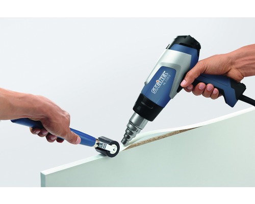 Anwendung eines Heißluftgebläses und einer Andrückrolle auf einer Platte