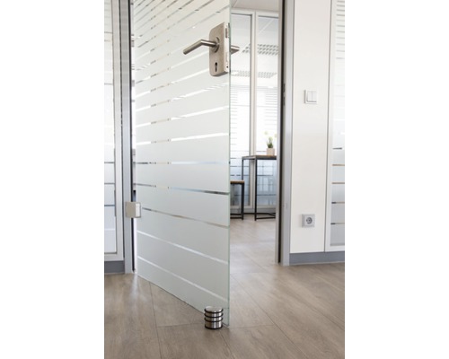 Geöffnete Bürotür aus Glas mit Griff und horizontalen Streifen