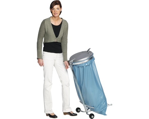 Frau schiebt einen Sackständer mit Rollen und Müllsack