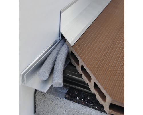 Detailansicht von Aluminiumprofilen, Dämmmaterial und einer Terrassendiele