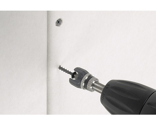 Bohrmaschine setzt Schraube in Wand