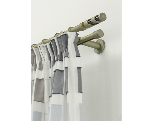 Doppelgardinenstange mit Vorhang zur Dekoration von Fenstern.