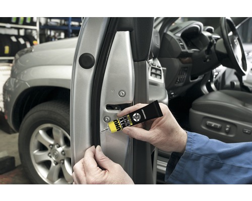 Anwendung von UHU Klebstoff zur Reparatur einer Autotürdichtung