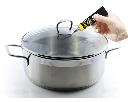 Ein UHU MAX Repair Kleber wird auf einen Kochtopf aufgetragen.