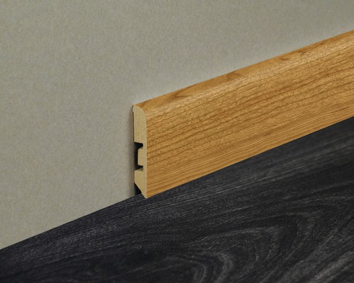 Holzfußleiste an Wand und Boden
