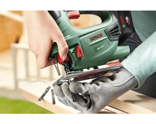 Bosch Stichsäge PST 18 LI beim Sägen von Holz
