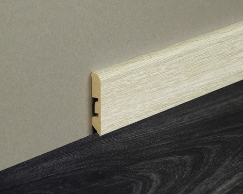 Sockelleiste aus Holz an einer Wand montiert