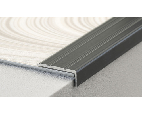 Metall Treppenkantenprofil auf Stufe