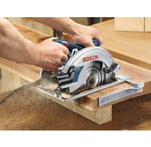 Bosch Kreissäge im Einsatz beim Schneiden von Holz