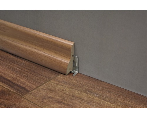 Sockelleiste mit Befestigungsclip auf einem Boden