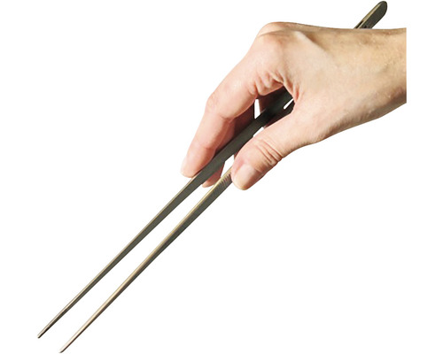 Eine Hand hält eine Grillzange.